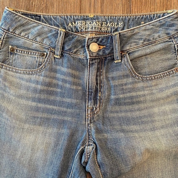 American Eagle Outfitters Boy Jean. Blue Denim Straight Leg  Mid Rise. Size 0 - Picture 2 of 4
